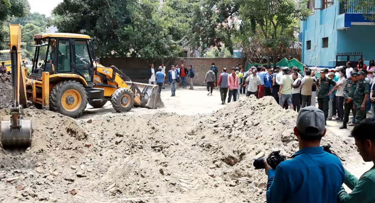 अनामनगरमा महानगरको डोजर चलेपछि स्थानीय नै दुई पक्ष भएर उत्रिए विवादमा