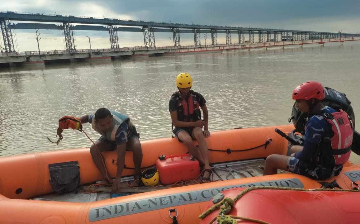 विपद् अभ्यासका क्रममा सप्तकोशीमा बेपत्ता भएमा सशस्त्र प्रहरीका दुई गोताखोरको खोजी तीव्र