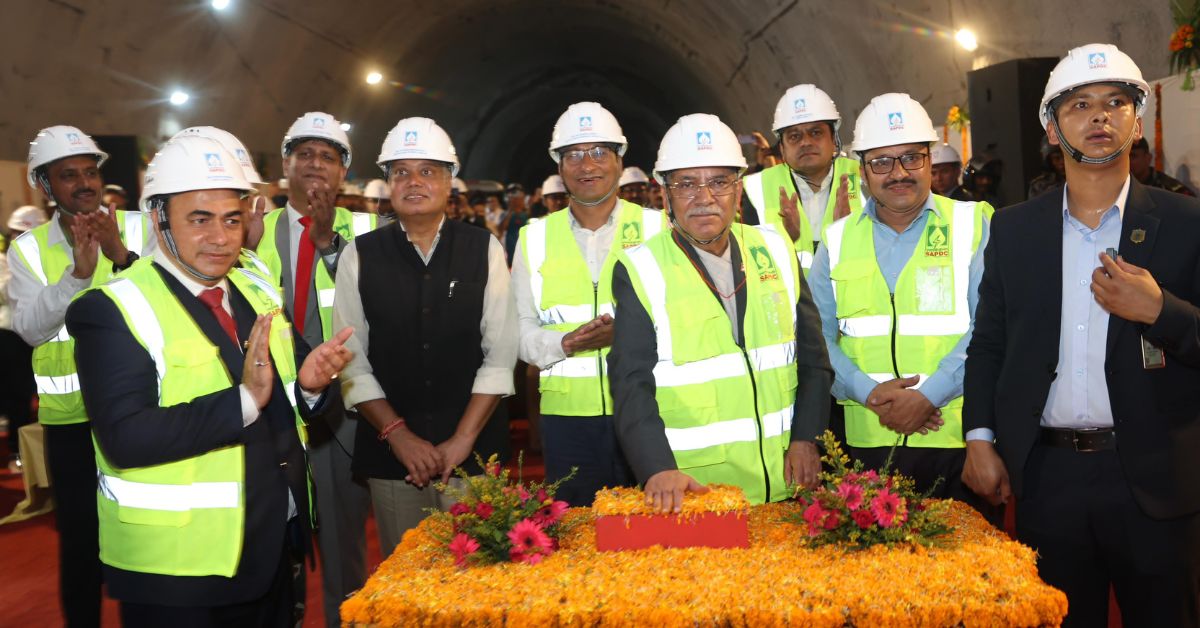 प्रधानमन्त्री प्रचण्डले गरे अरूण-३ जलविद्युत परियोजनाको मुख्य सुरुङको ब्रेक-थ्रु