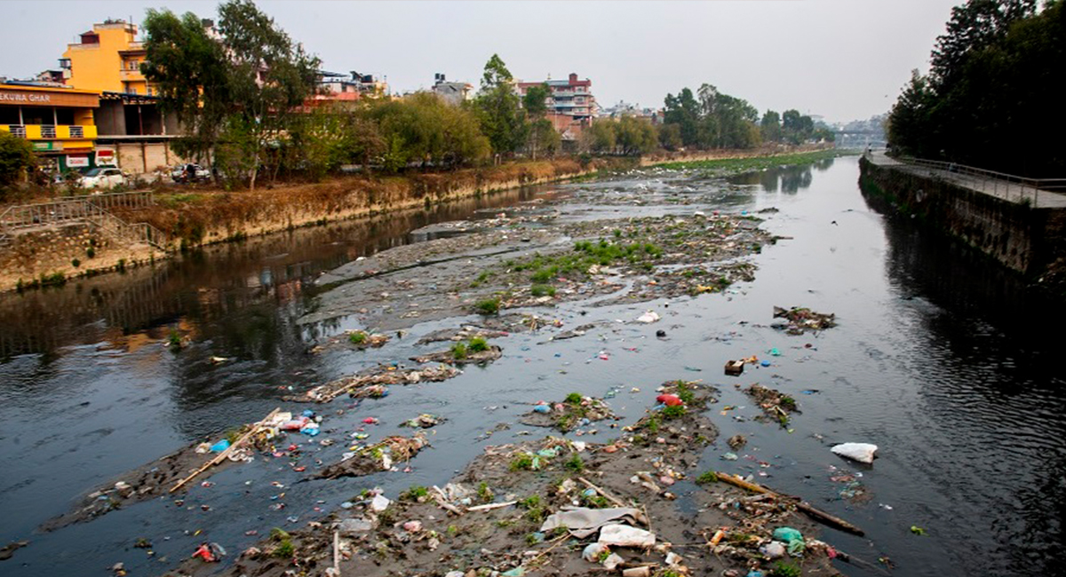 गर्मी बढेसँगै गन्हाउन थाल्यो वाग्मती, नदीछेउका स्थानीयलाई गाह्रो