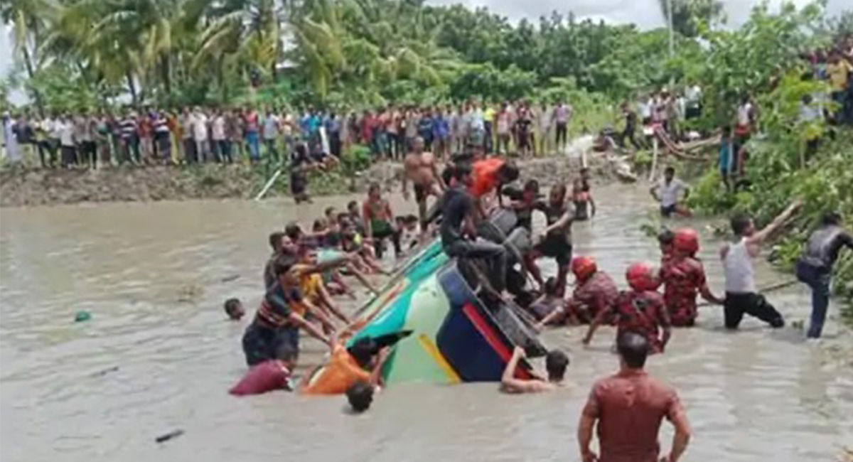 बंगलादेशमा ५२ जना यात्रु बोकेको बस पोखरीमा खस्यो, १७ जनाको मृत्यु