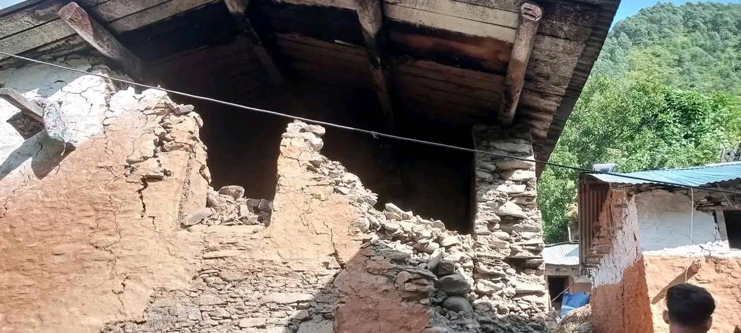 पश्चिम नेपालमा भूकम्प : भौतिक संरचनामा  क्षति, जयपृथ्वी राजमार्ग अवरुद्द, एक जना घाइते