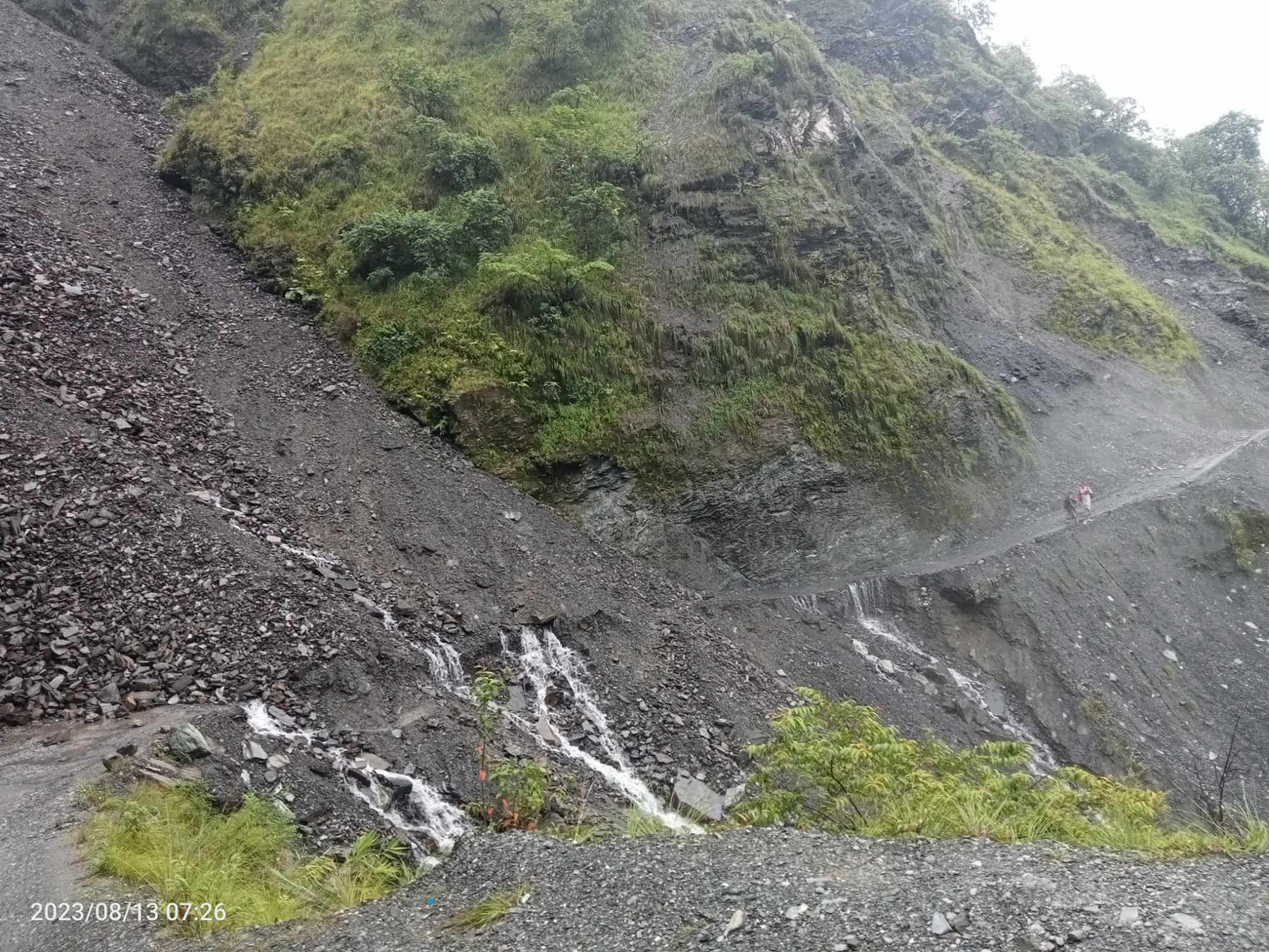 बेनी–दरबाङ सडकको विभिन्न ठाउँमा पहिरो, यातायात अवरुद्ध