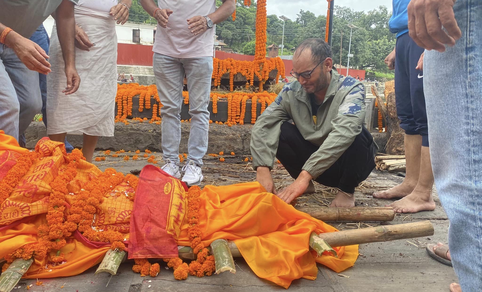 विपिन कार्कीलाई मातृशोक, पशुपतिमा कलाकारको ताँती