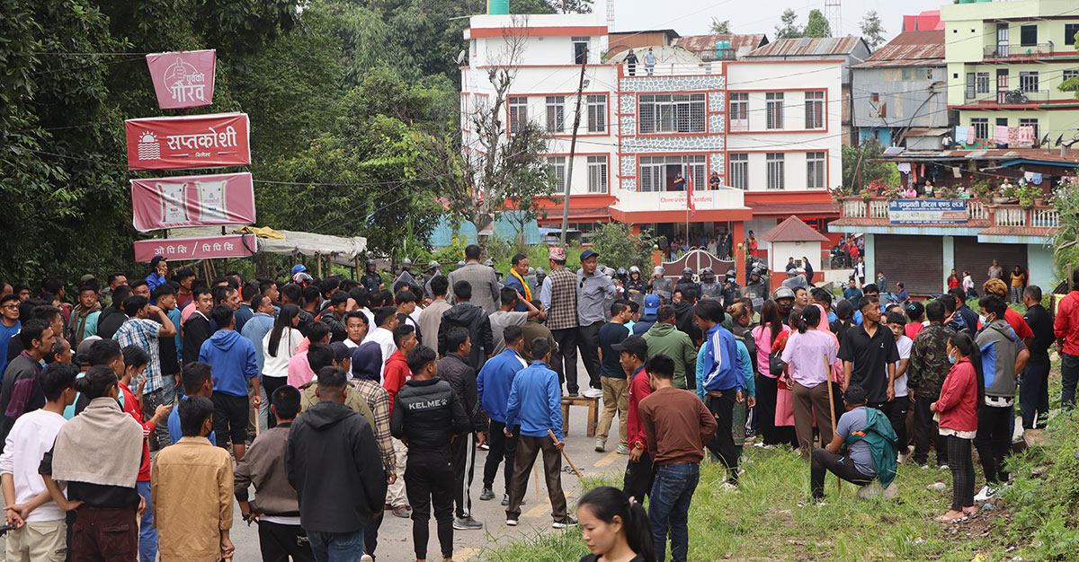 ताप्लेजुङमा प्रहरीविरुद्ध विरोध प्रर्दशन, प्रहरीद्वारा हवाई फायर