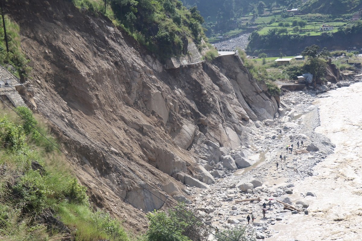 जुनसुकै बेला सुक्खा पहिरो झर्ने भएकाले बीपी राजमार्गमा राति सवारीसाधन चलाउन रोक