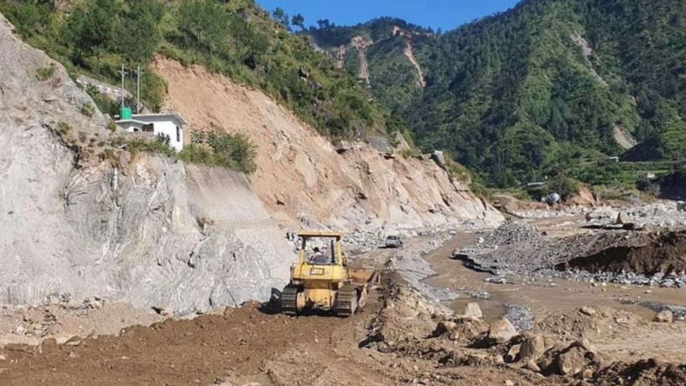 क्षतिग्रस्त विपी राजमार्ग पुनः निर्माणमा सात अर्ब लाग्ने, जाइकाले सुरु गर्‍यो स्थलगत अध्ययन