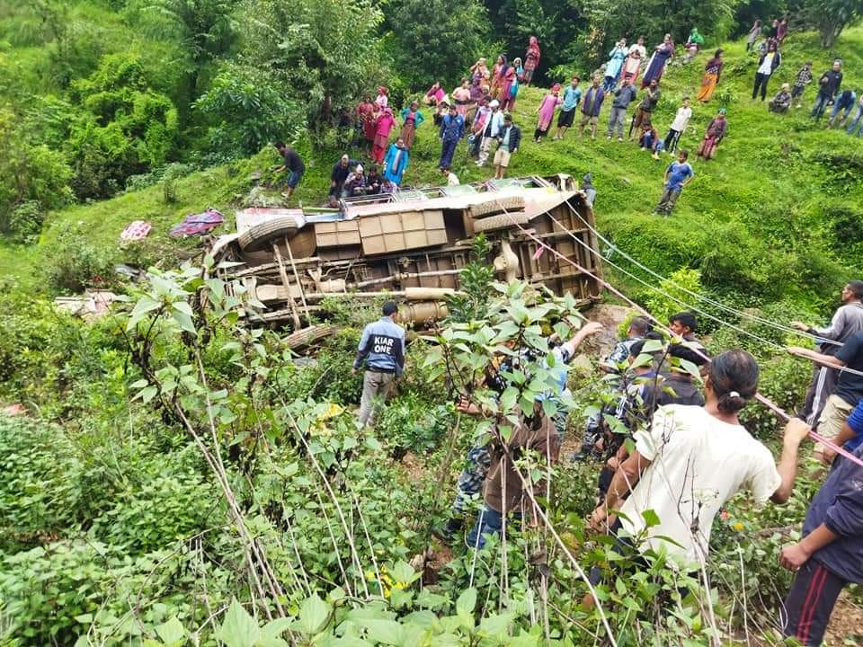 रोल्पा बस दुर्घटना : मृत्तकको संख्या ४ पुग्यो, अन्य चार जनाको अवस्था गम्भीर