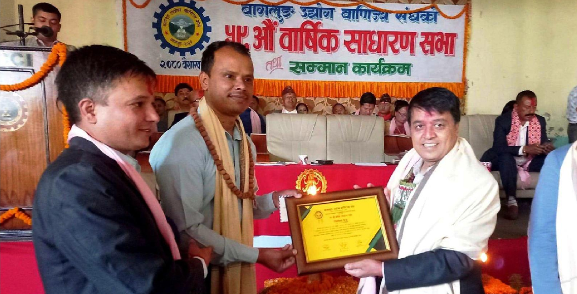 'विप्रेषण र पर्यटक बढ्दा सङ्कटग्रस्त अर्थतन्त्रमा आशाको किरण देखियो'