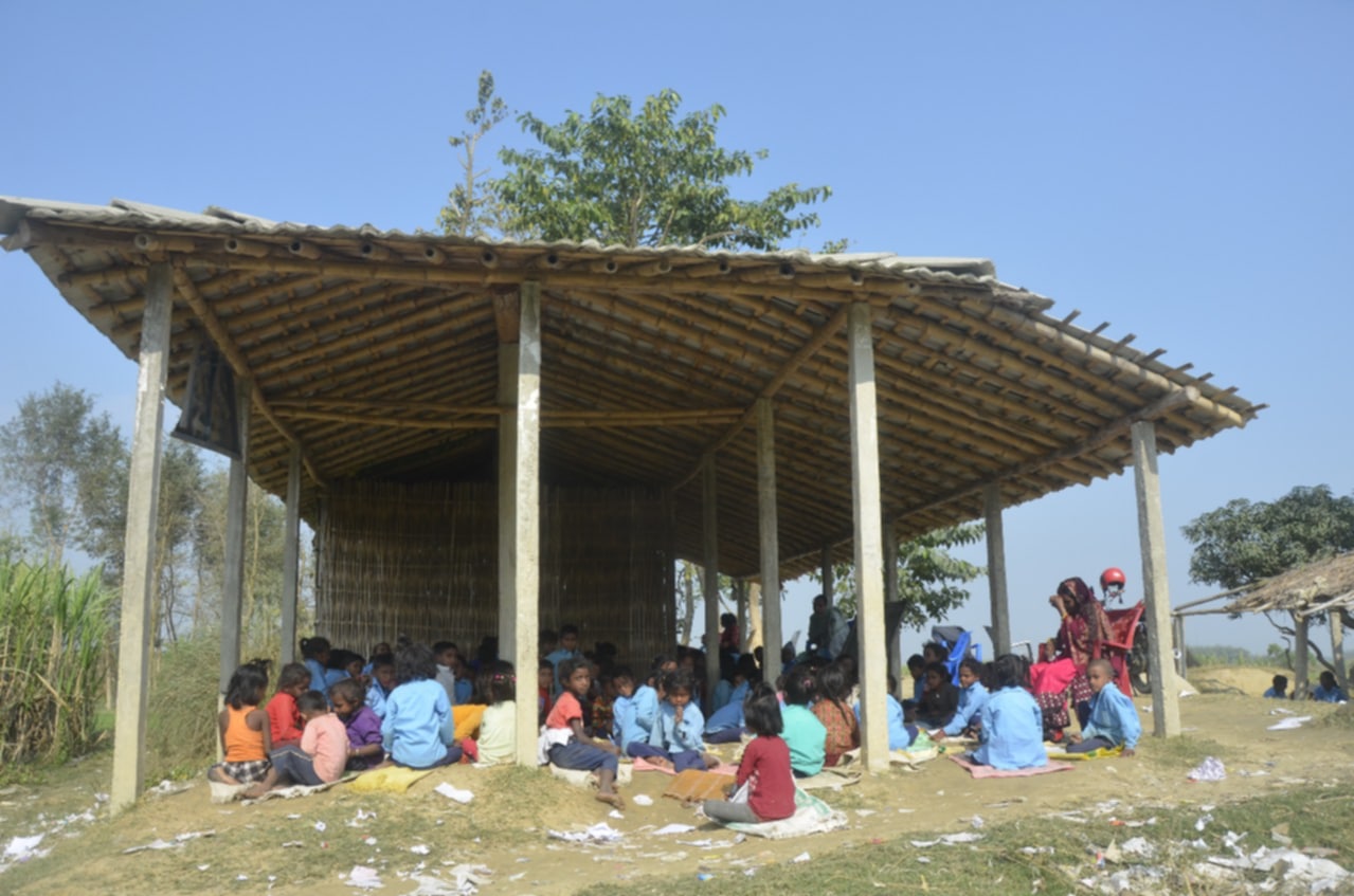 राजनीतिक मतभेदले गिजोलिएको दलित प्रावि, जहाँ विद्यार्थी बेरा बिछ्याएर पढ्छन्, शिक्षक सात वर्षदेखि तलबविहीन