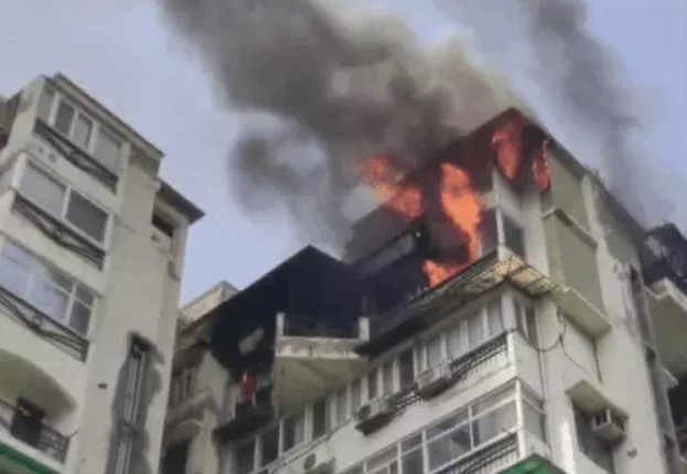 दिल्लीमा आगलागी : ज्यान जोगाउन सातौं तलाबाट हाम फाल्दा दुई सन्तानसहित बाबुको पनि मृत्यु