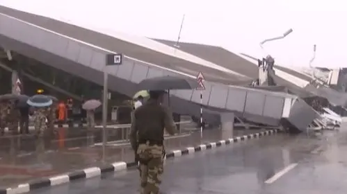 वर्षाका कारण दिल्ली विमानस्थलको छत खस्यो, छ जना घाइते