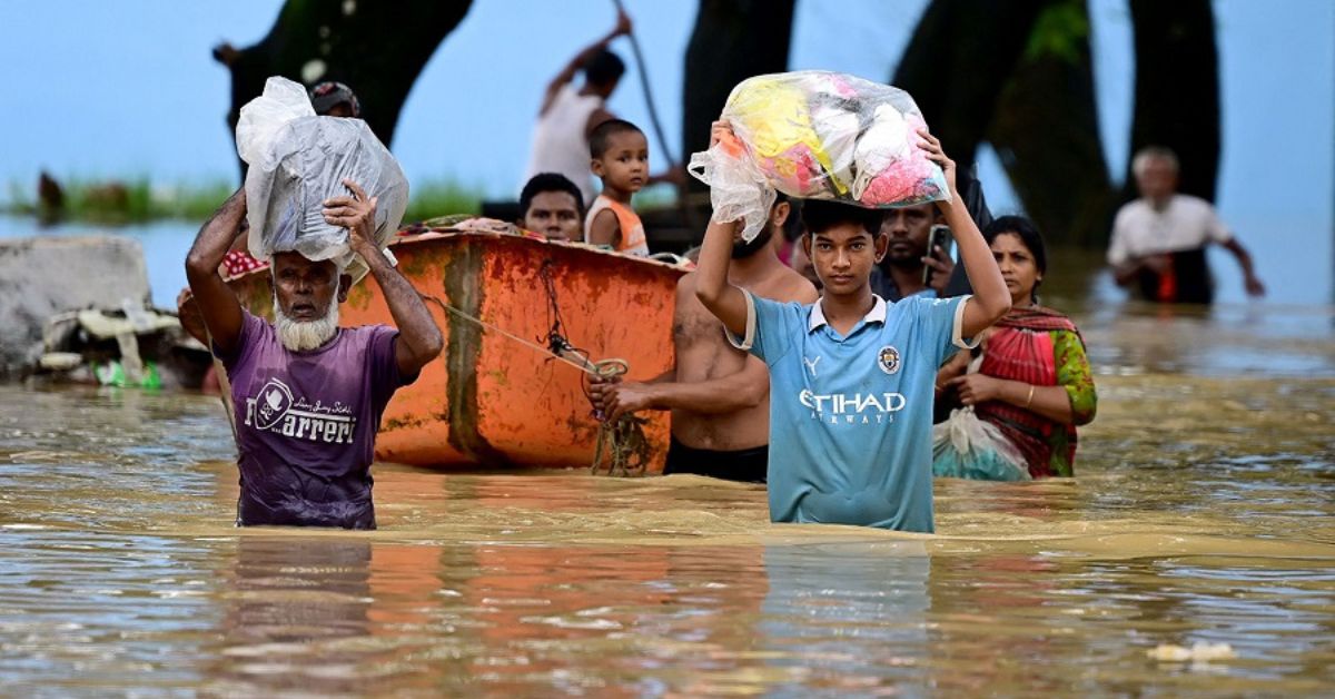 बाढीले विस्थापित भएका तीन लाख बङ्गलादेशी नागरिक आपतकालीन आश्रय स्थलमा शरण लिँदै