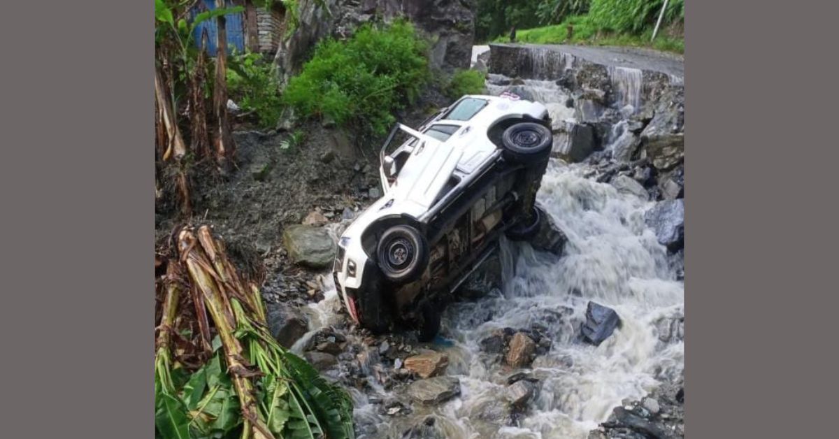 म्याग्दीमा बाढीले गाडी बगायो, यात्रु र चालकले भागेर ज्यान जोगाए