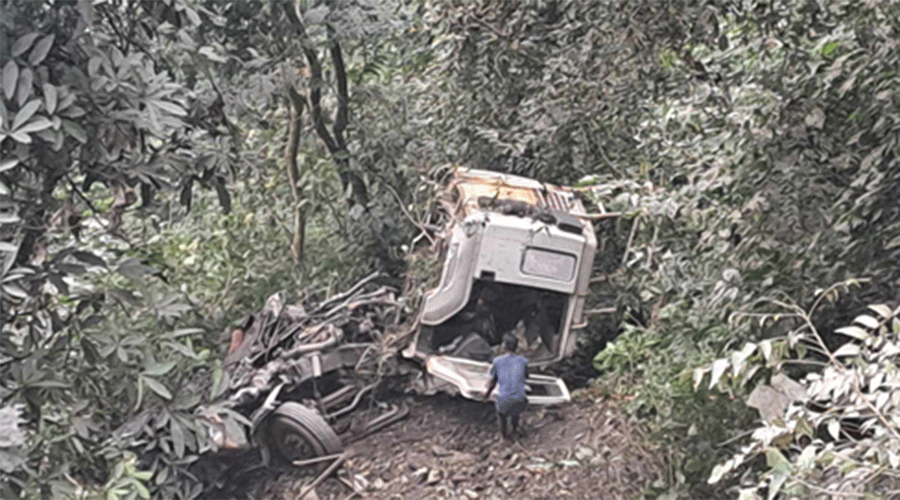 धादिङको कृष्णभीरमा ग्यासको बुलेट सडकबाट तल खस्यो