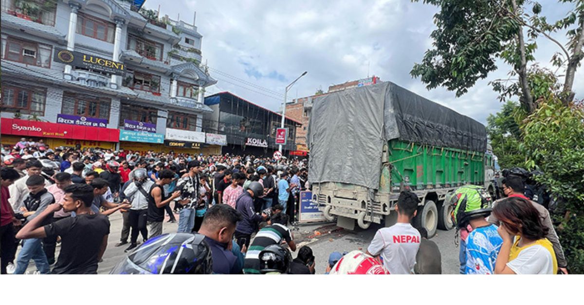 गठ्ठाघरमा ट्रकको चक्काले किचेर मृत्यु भएको स्कुटर चालकको साथबाट फेला पर्यो उत्तम कोइराला नाममा जारी लाइसेन्स*