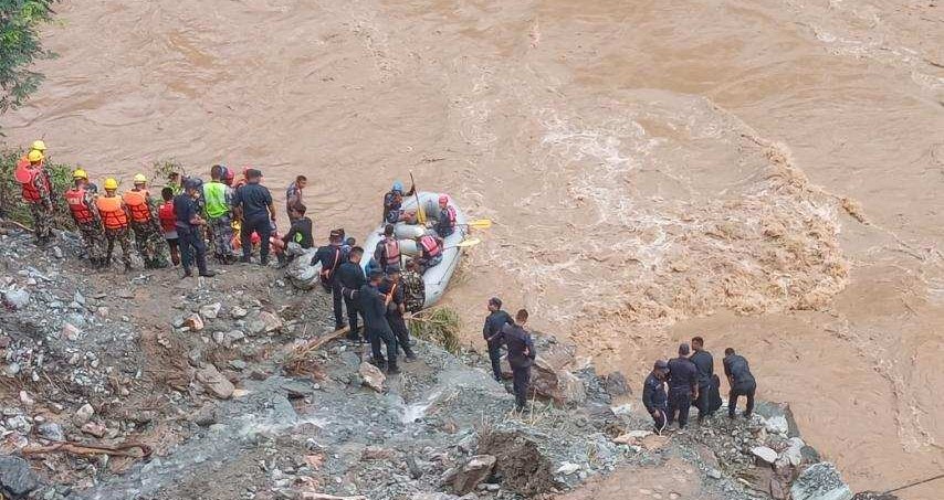 पहिरोमा बेपत्ता दुई गाडीको गोताखोरबाट खोजी शुरू