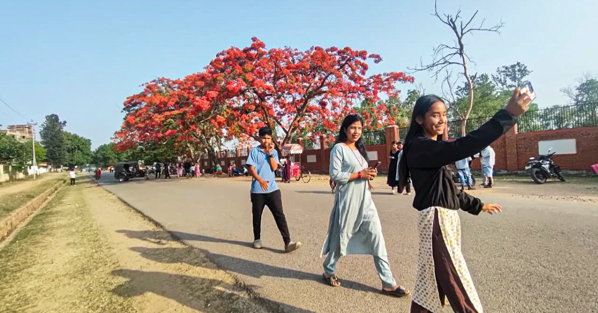 गुलमोहरसँग सेल्फी (तस्विरहरू)