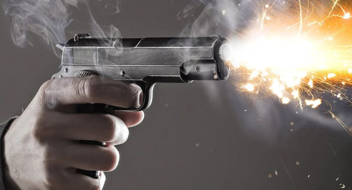 गुडिरहेको ट्रेनमा कन्स्टेबलले वरिष्ठ एसआईमाथि अन्धाधुन्ध गोली चलाउँदा चार जनाको मृत्यु