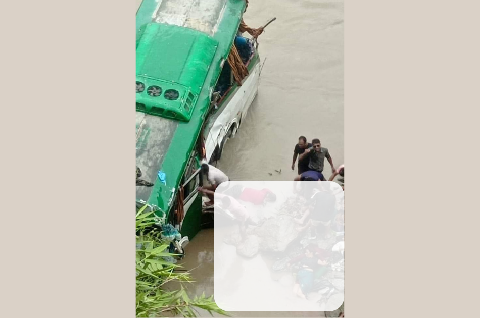 त्रिशूलीमा बस खस्यो, घाइतेहरूको उद्धार गरिंदै