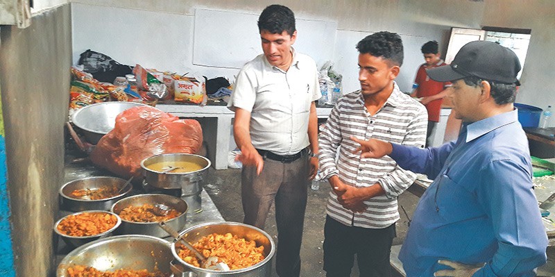 धादिङमा ग्राहकलाई सडेगलेको दूषित खाना खुवाउने होटल संचालकलाई २ लाख जरिवाना