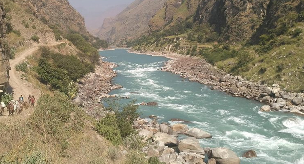 १३ जना यात्रु लिएर गएको जीप कर्णाली नदीमा खस्यो