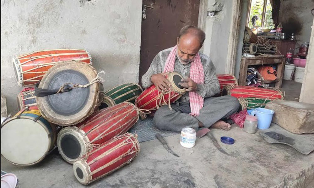 चाडपर्वमा मादलको मर्मत गरेर डेढ लाख कमाउने जुठे बादी, जो पुर्ख्यौली पेसा संकटमा रहेकोमा चिन्तित छन्