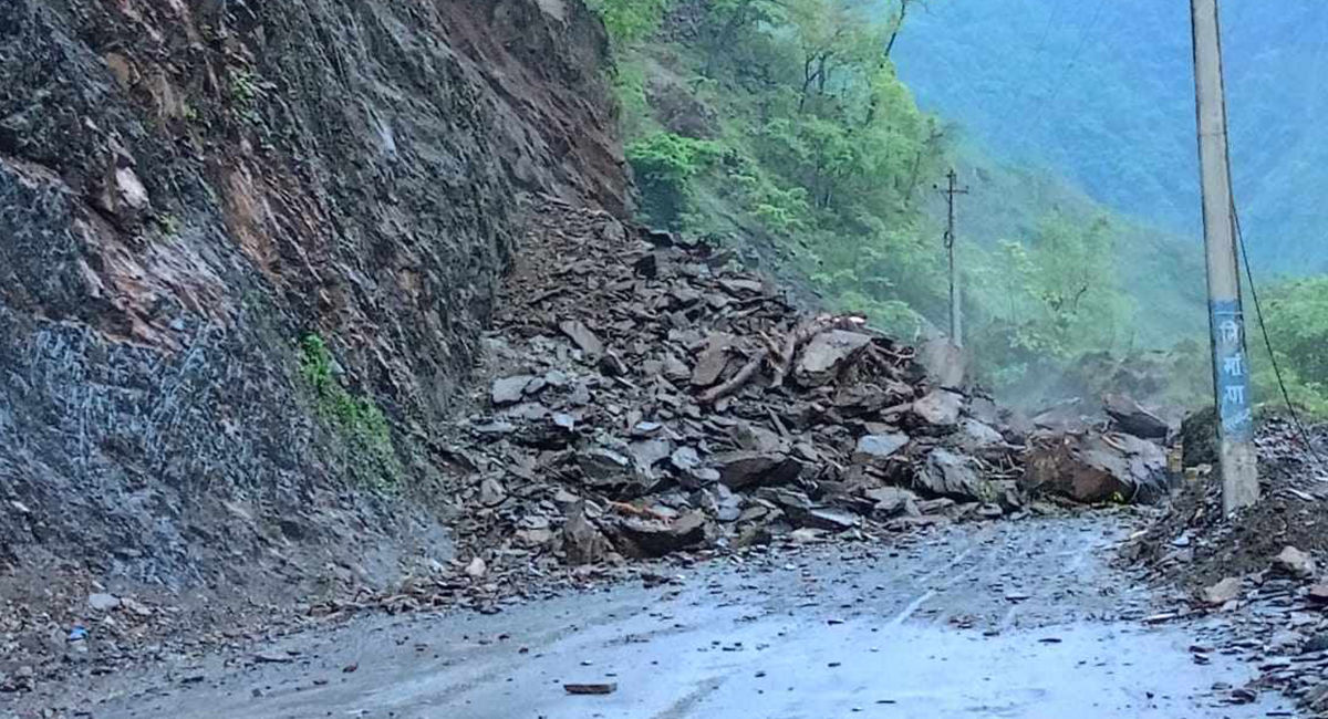 पहिरोले काठमाडौँ उपत्यका छिर्ने दुई नाका कान्तिलोकपथ र मदन भण्डारी मार्ग अवरुद्ध