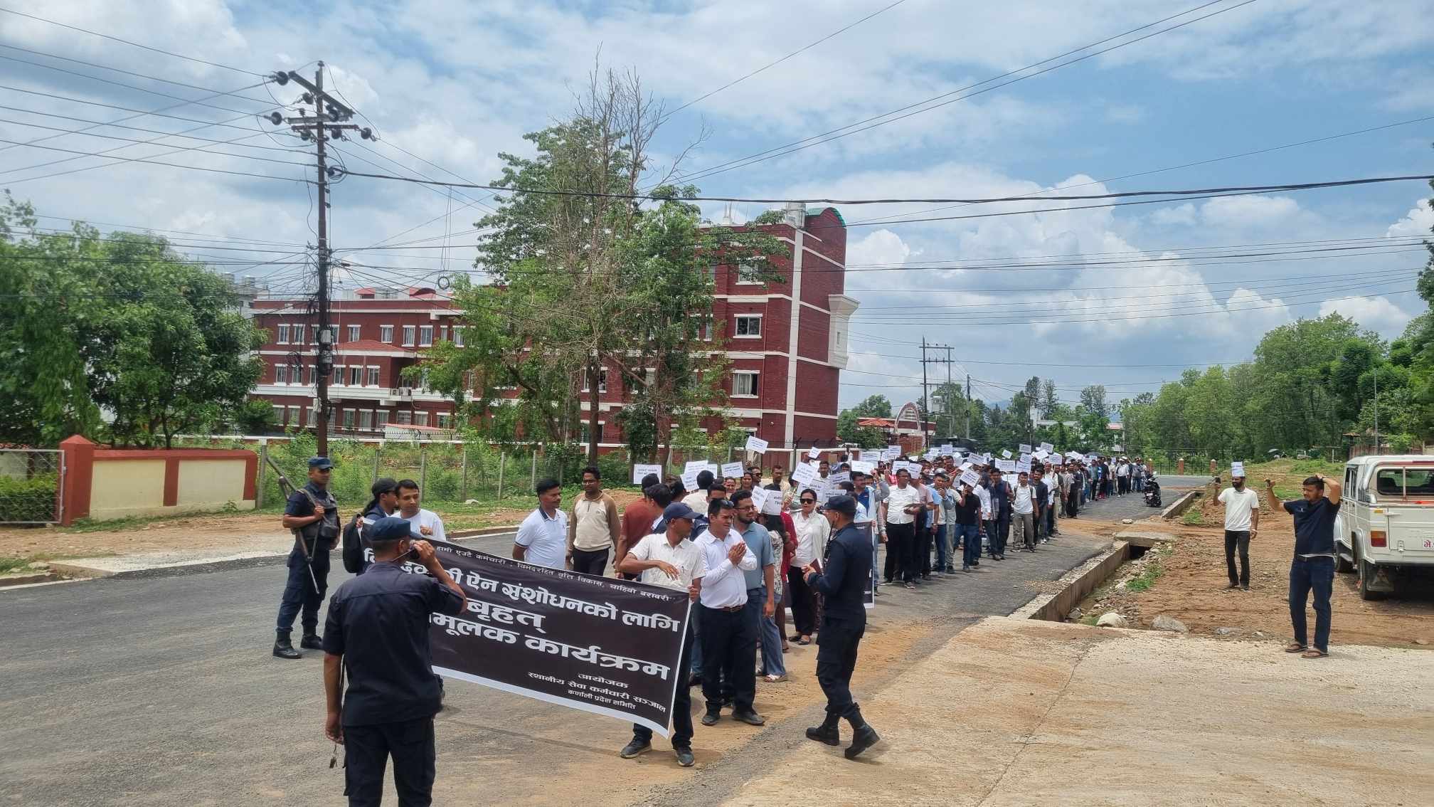 कर्णालीका स्थानीय तहका कर्मचारी ऐन संशोधनको माग गर्दै आन्दोलनमा