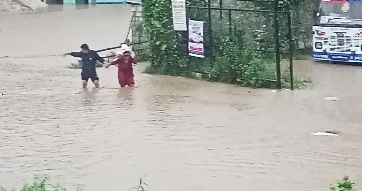 बाढीपहिरोमा परि मृत्यु हुनेको संख्या ३२ पुग्यो, काठमाडौंमा १० जना घाइते हुँदा ५८९ जनाको उद्धार