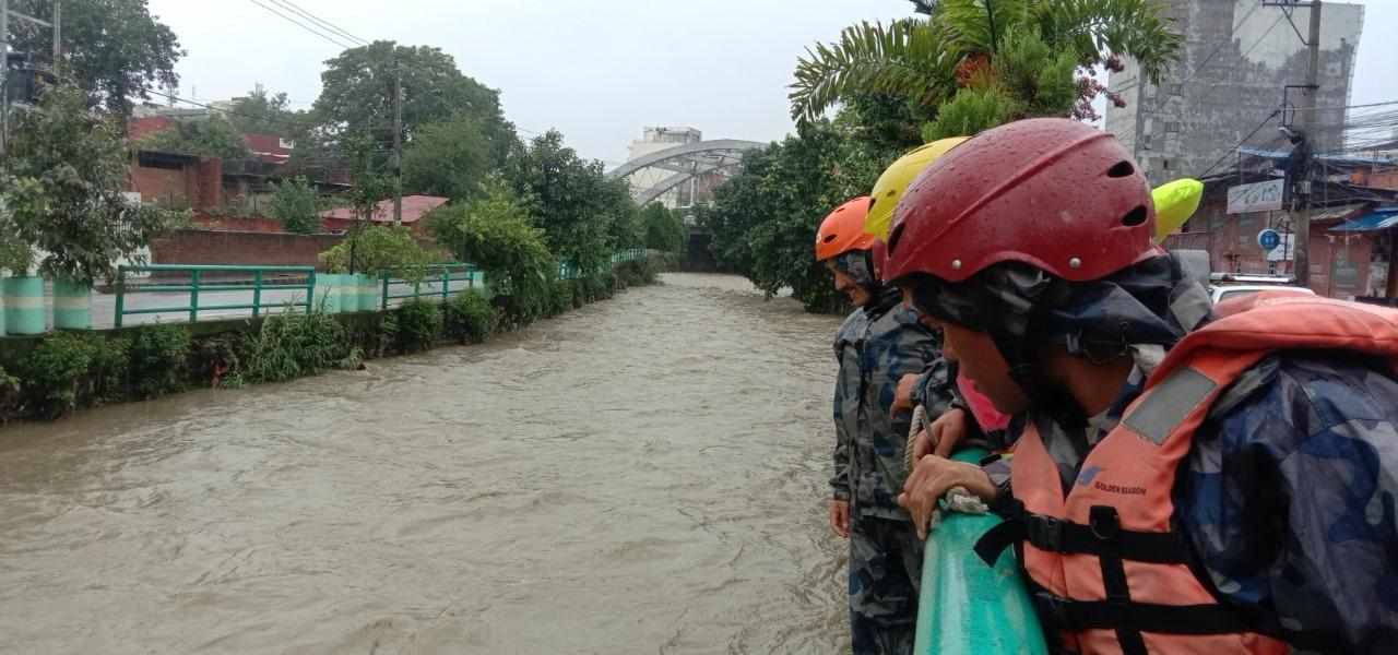 दुर्गन्ध पखाल्दै उर्लेका काठमाडौंका नदी (तस्बिरहरू)