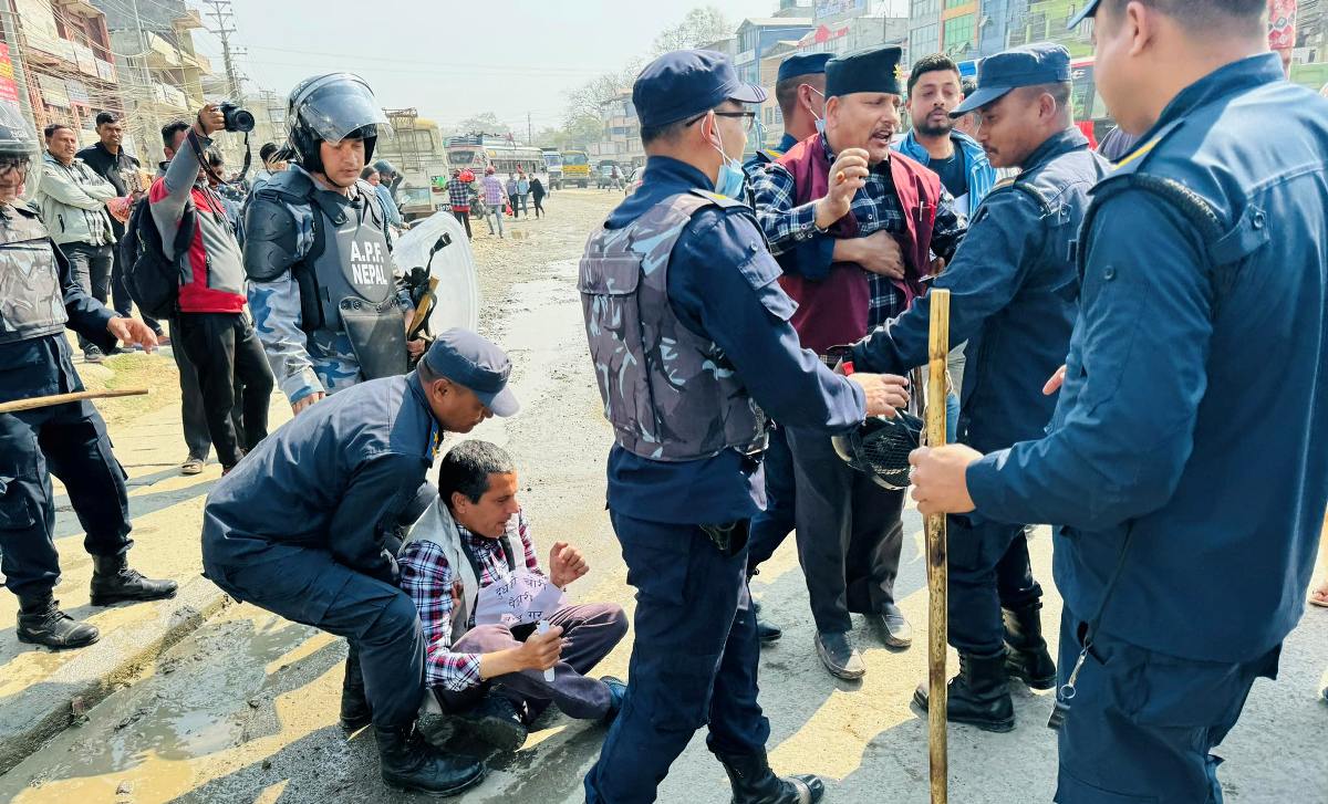 दुग्ध उत्पादक किसानको चक्काजाममा प्रहरीको बलजफ्ती (तस्बिरहरू)