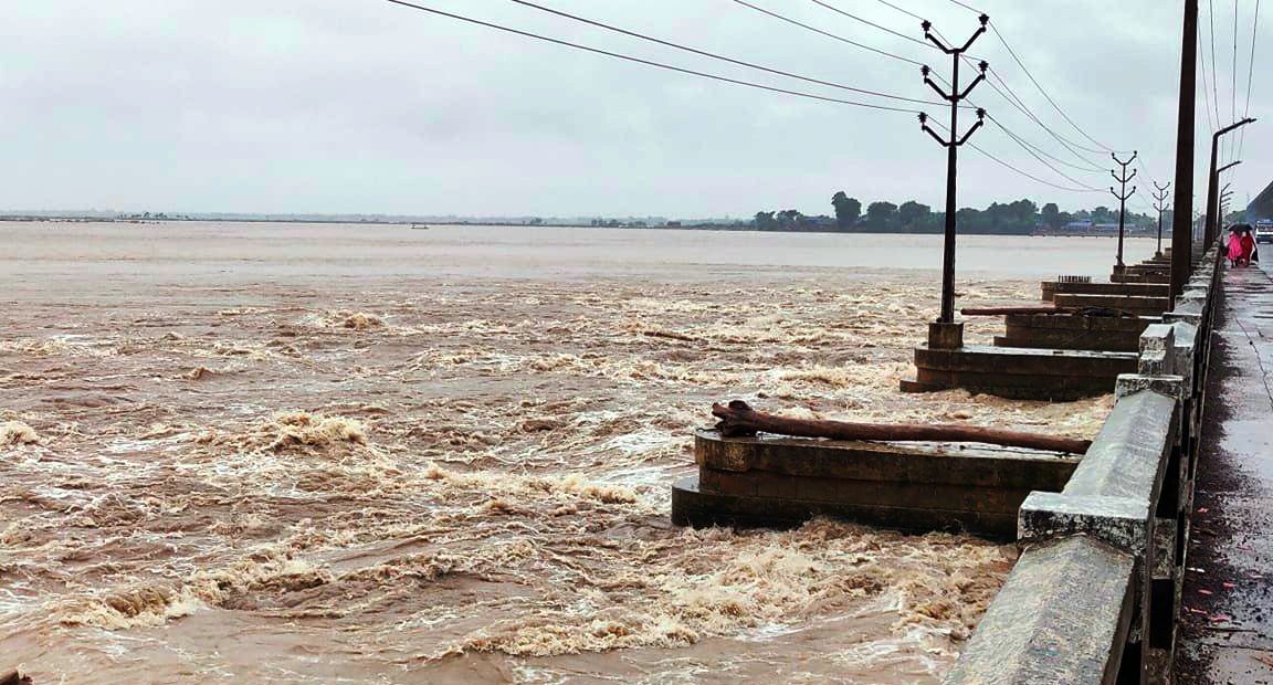 कोशीमा पानीको बहाव बढ्यो, खतराको तह पार