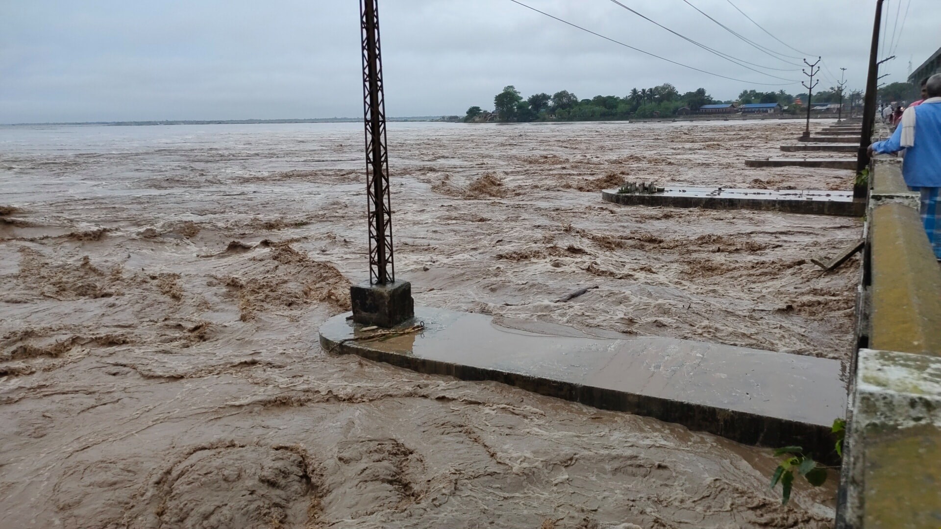 कोशीमा पानीको बहाव २ लाख क्युसेक नाघ्यो