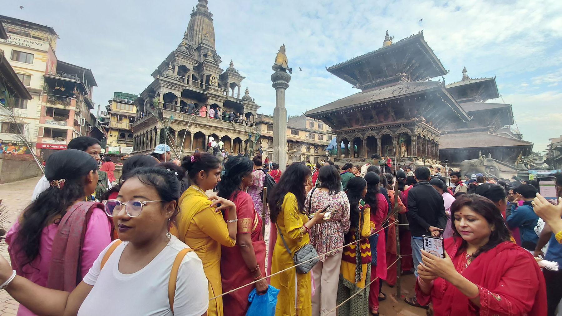 बिहानैदेखि पाटनको कृष्ण मन्दिरमा भक्तजनको भिड