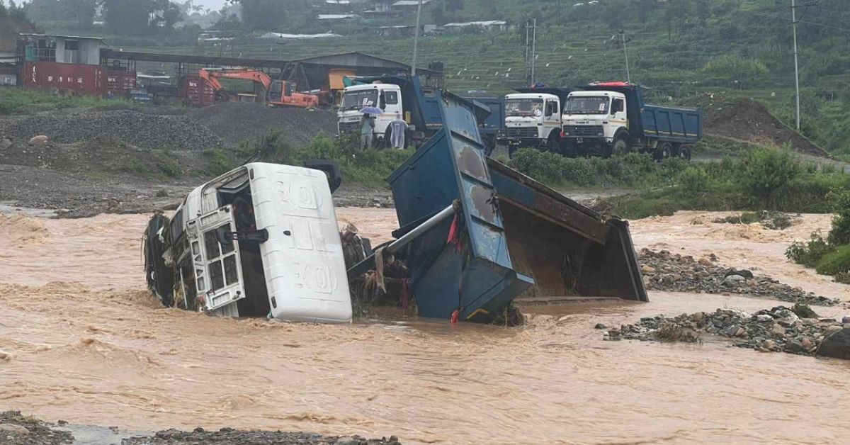 ललितपुरमा गुड्दै गरेको टिपर बाढीले बगायो