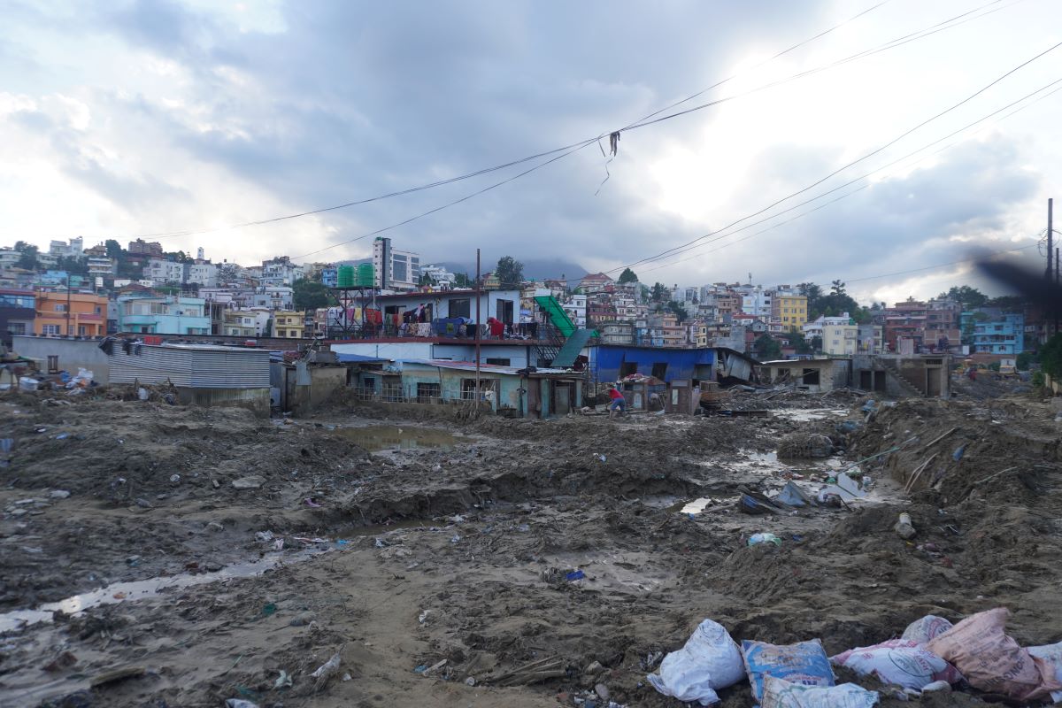 बाढीले पशु बगाएर ल्याउँदा नख्खु खोला दुर्गन्धित, ढल फुटेको कारण बाढीपीडितलाई महामारीको चिन्ता