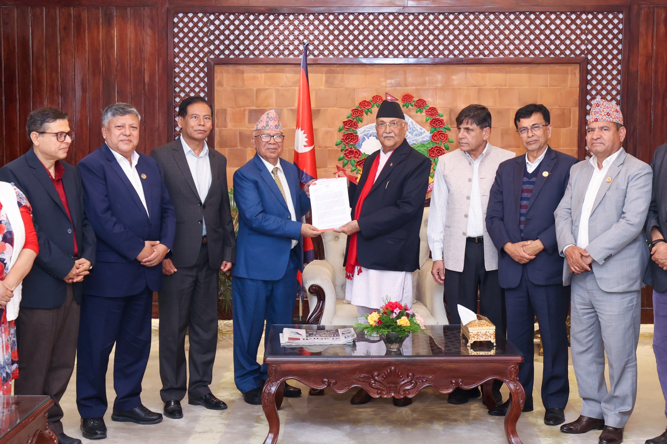 प्रधानमन्त्री ओली भेटेर माधव नेपालले मागे चैत १५ तोडफोडको क्षतिपूर्ति