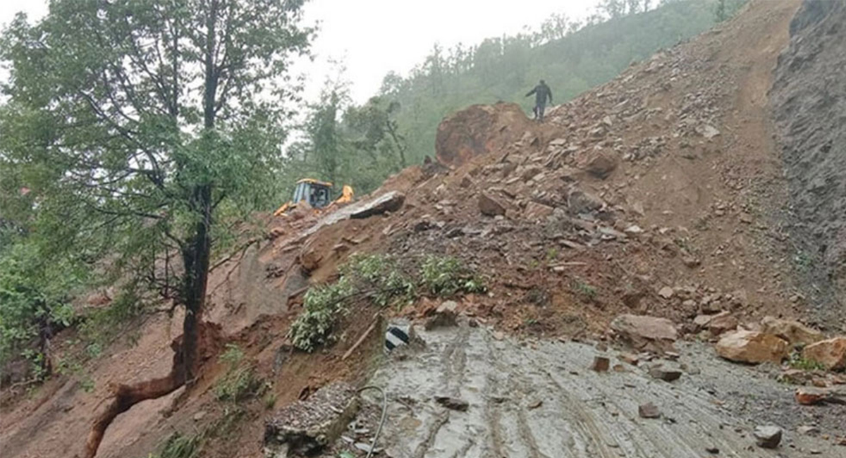 पहिराले मध्यपहाडी लोकमार्ग र कालीगण्डकी करिडोर अवरुद्ध, यात्रु बीच बाटोमा अलपत्र