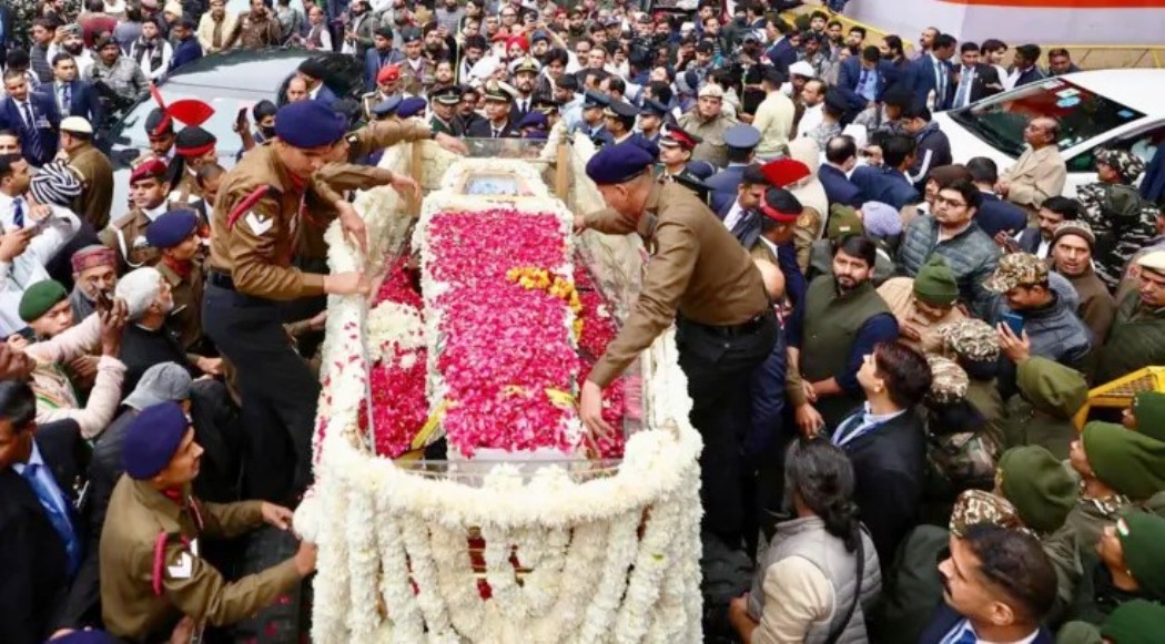 भारतीय पूर्वप्रधानमन्त्री सिंहको राजकीय सम्मानसहित निगमबोध घाटमा अन्त्येष्टि