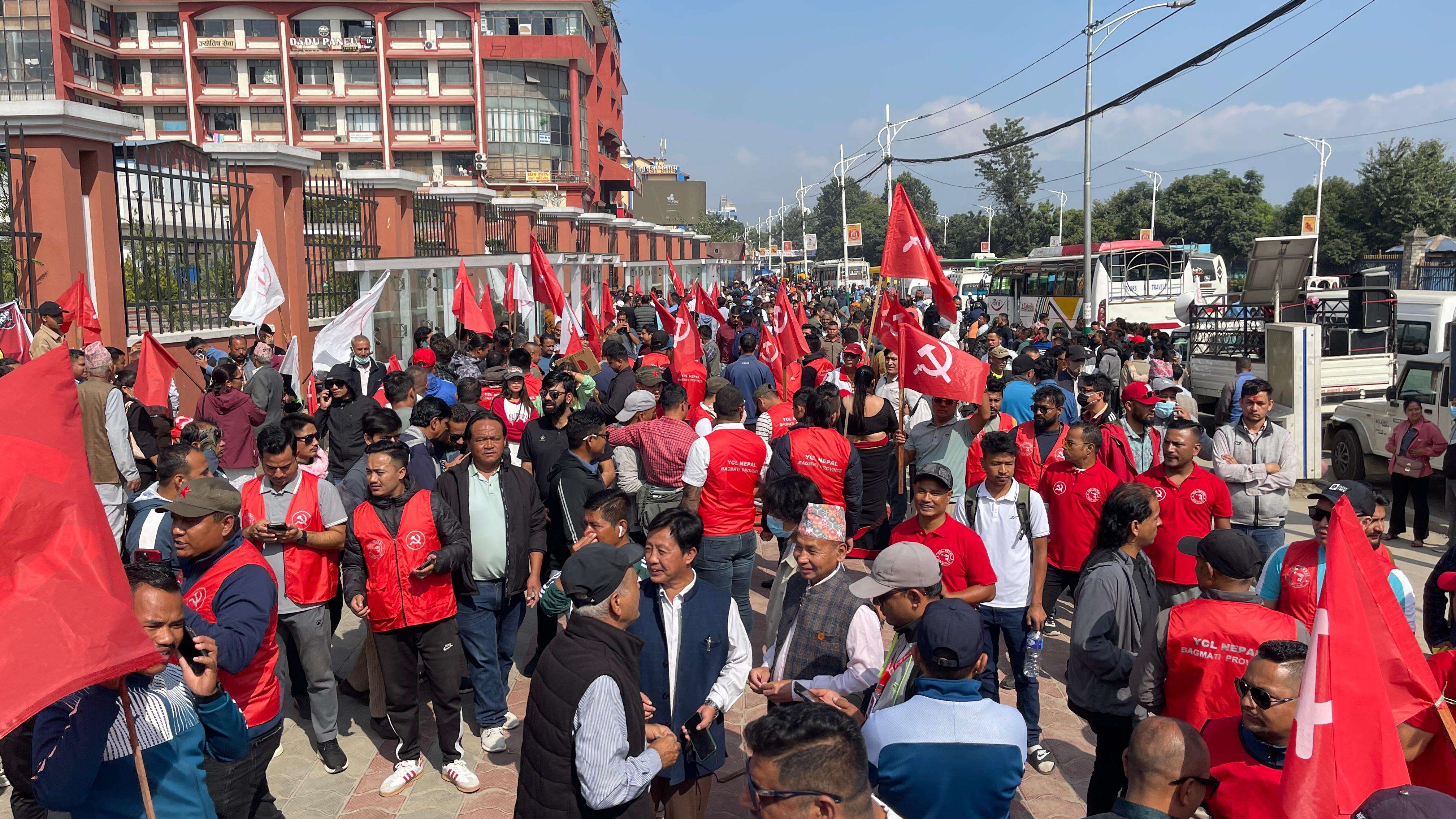 ओली सरकारविरुद्ध माओवादीको खबरदारी जुलुस काठमाडौं मलबाट शुरू