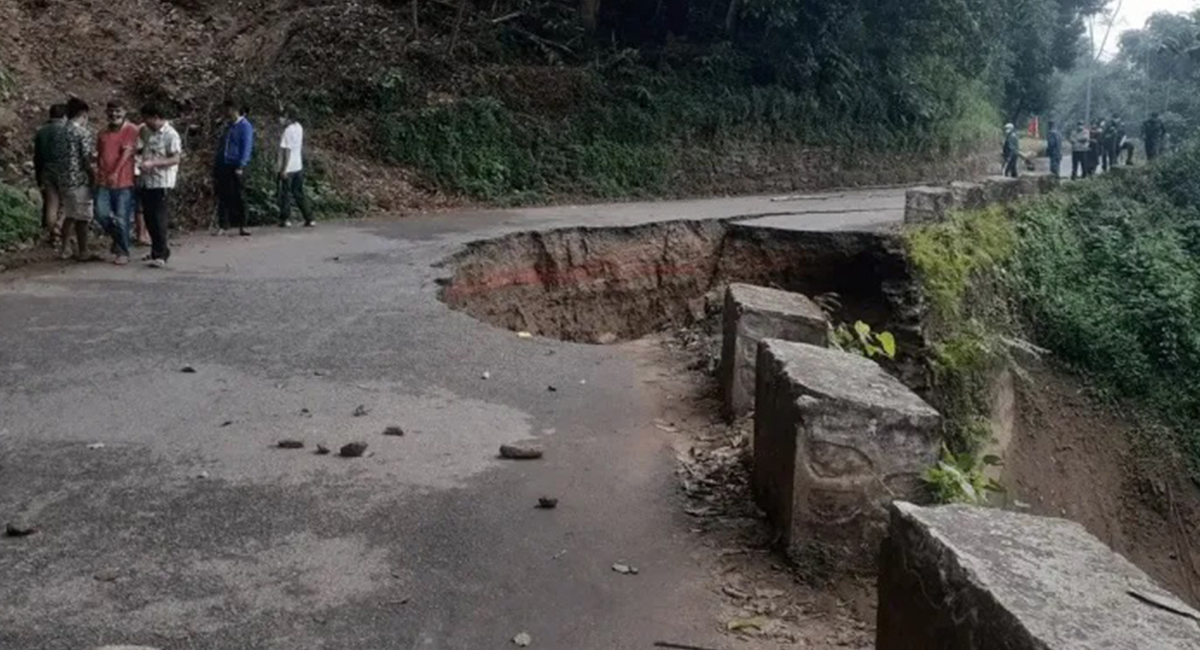 बाढीले मेची राजमार्ग पुनः अवरुद्ध