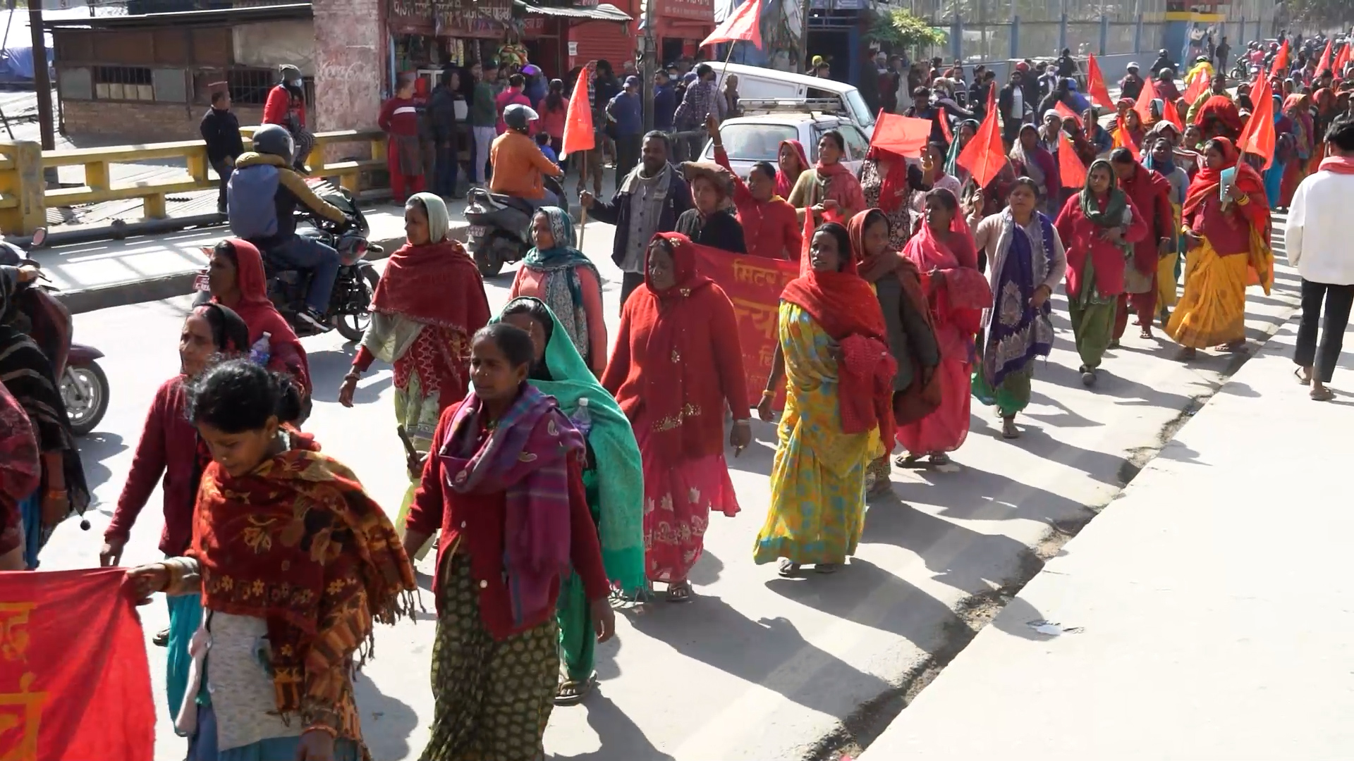 काठमाडौंको तातो पिचमा मिटरब्याज पीडितको ‘नाङ्गो पैताला मार्च’