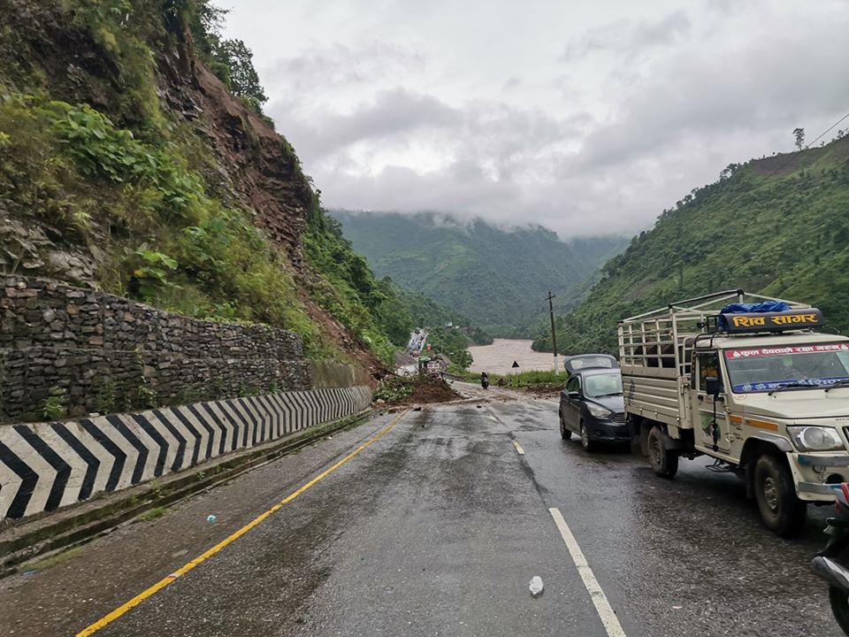 पहिरोले रोकिएको नारायणगढ - मुग्लिन सडक २ घण्टापछि सञ्चालनमा आयो