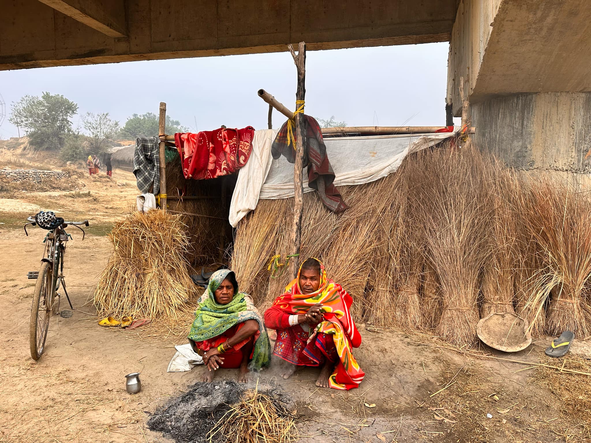 चिसो रात र भोको पेट लिएर पुलमुनि बसिरहेका मुसहर समुदाय भन्छन् ‘बाँचेका छैनौं, मृत्यु पर्खेर बसेका छौं’