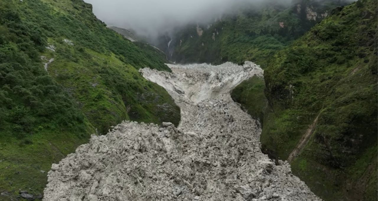 मुस्ताङमा खसेको हिउँ पहिरो पग्लिएर पानी बग्न थाल्यो