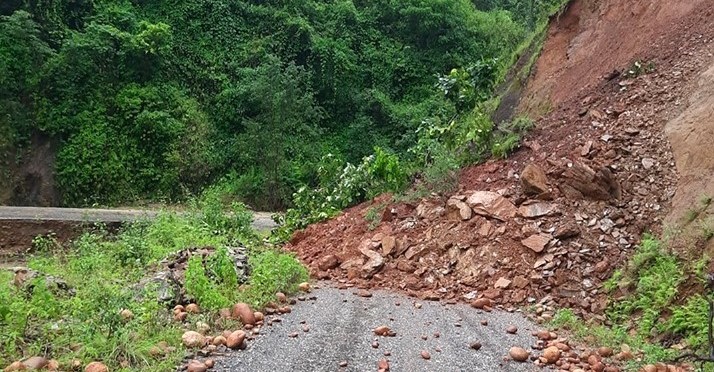 नागढुङ्गा सडक एकतर्फी रूपमा खुल्यो, पहिरो आउनसक्ने भएकाले वैकल्पिक मार्ग प्रयोग गर्न सुझाव