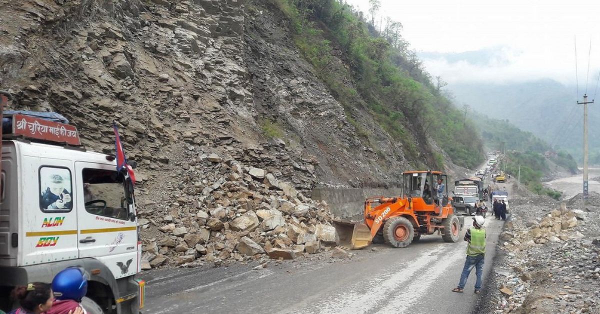 लगातारको वर्षापछि पहिरो खस्न सक्ने भएपछि नारायणगढ-मुग्लिन सडक १३ घन्टा बन्द