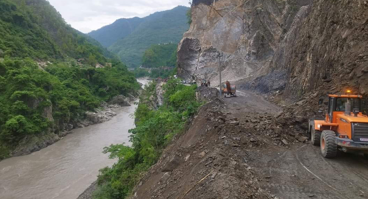 कालिखोलाको पहिरोले नारायणगढ–मुग्लिन सडकखण्ड पुरै रोकियो