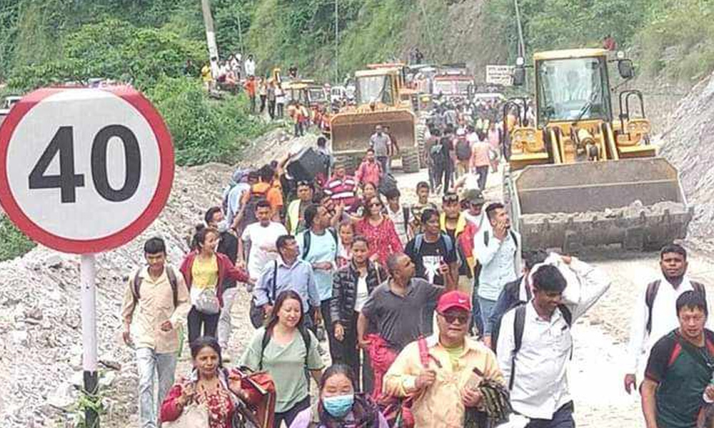 अवरुद्ध भएको १७ घण्टापछि सञ्चालनमा आयो नारायणगढ–मुग्लिन सडकखण्ड